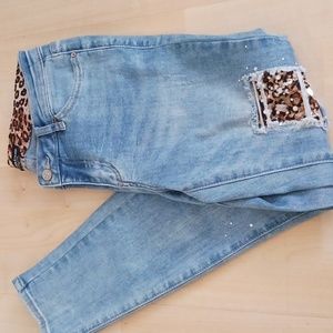 Bebe skinny jeans with cute detailing